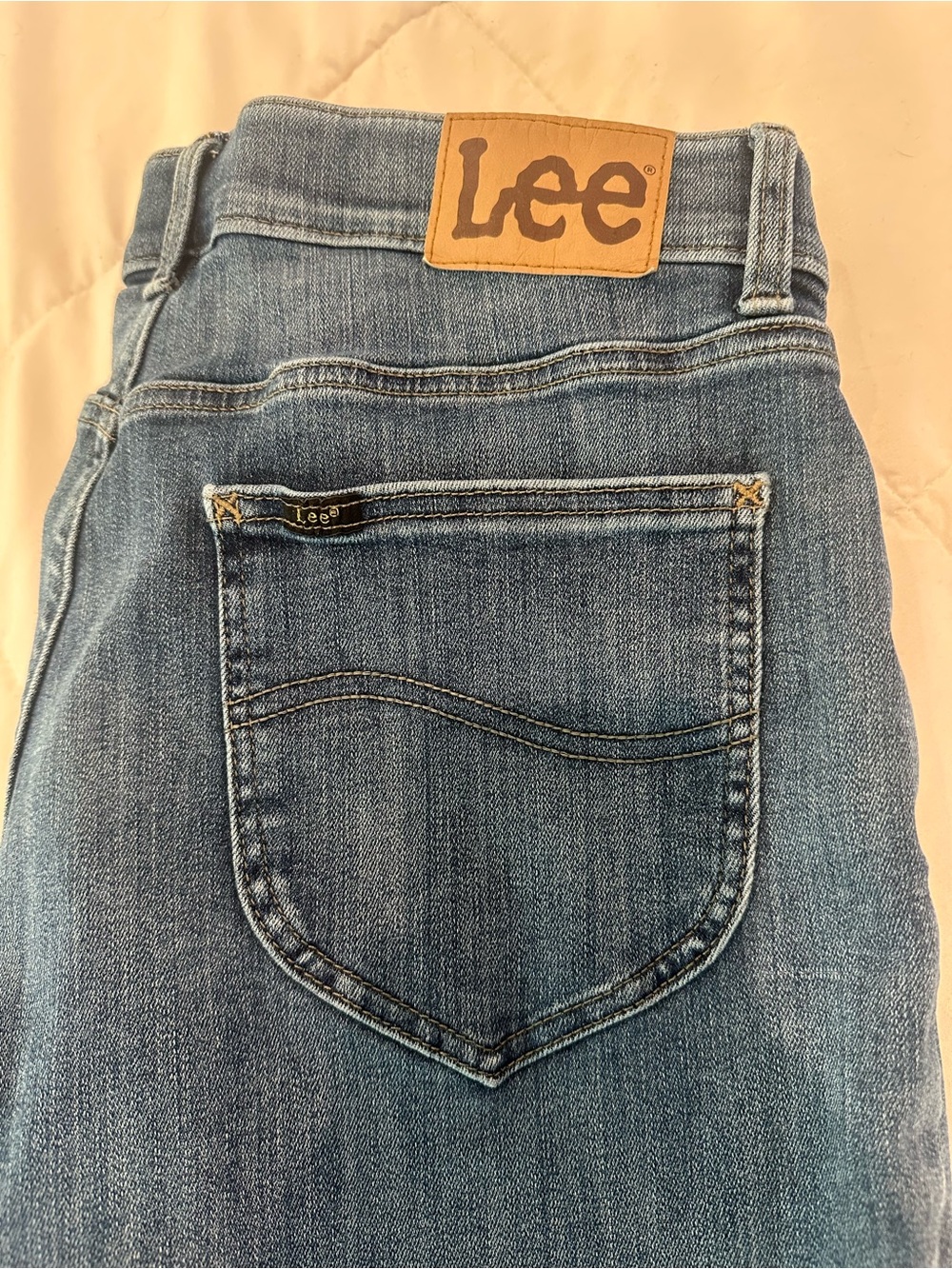 Lee Women's Straight-Leg Mid Wash Denim Jeans SIZE 14 SHORT.